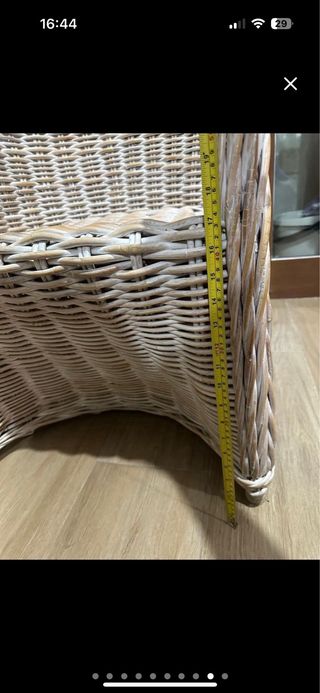 Silla de ratán beige y blanco