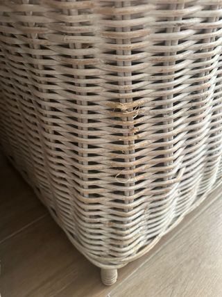 Silla de ratán beige y blanco