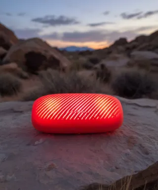 Altavoz portátil RT naranja con sonido HD y luces.