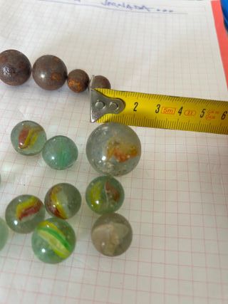 Lote de canicas de cristal y metal antiguas.