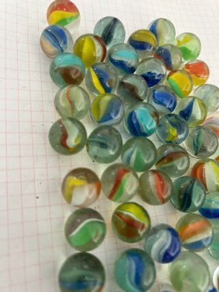 Lote de canicas de cristal y metal antiguas.