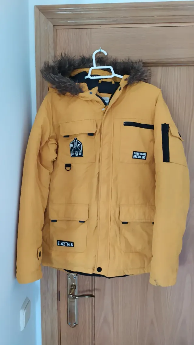 Abrigo niño amarillo con capucha