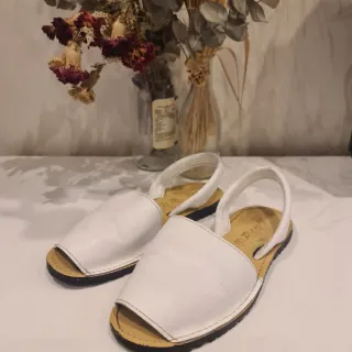 Sandalias blancas estilo menorquina