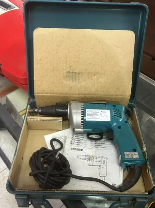Atornillador Makita 6802BV
