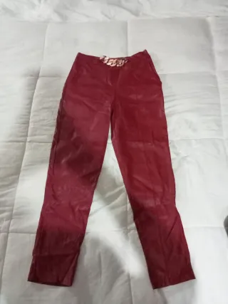 Pantaloni ecopelle con cinturino dorato