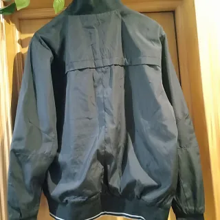 Cortavientos negro con detalles