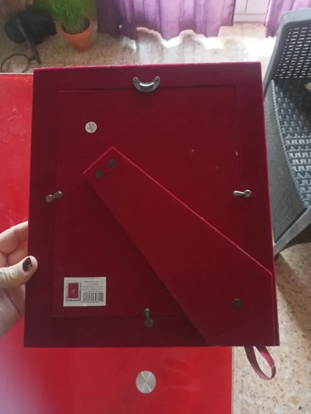 Marco de fotos plateado con notas musicales