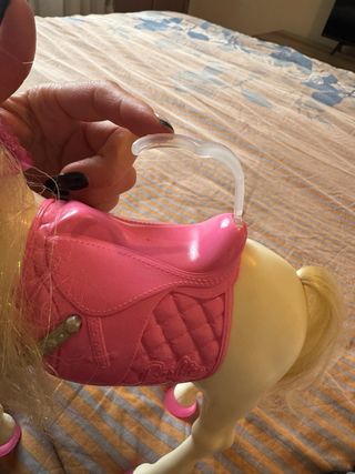 Cavallo Barbie interattivo con luci