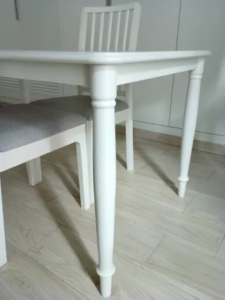 Mesa y 2 sillas blancas
