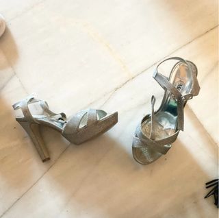 Tacones plateados de fiesta