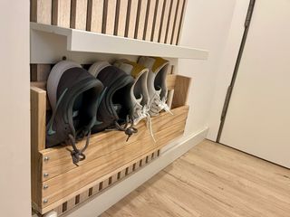 Zapatero de madera y metal