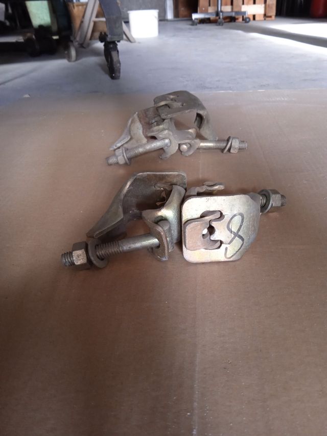 Abrazaderas de embestidas