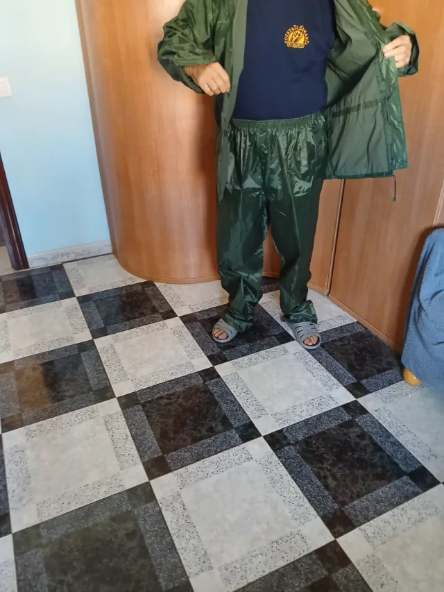 Conjunto impermeable verde