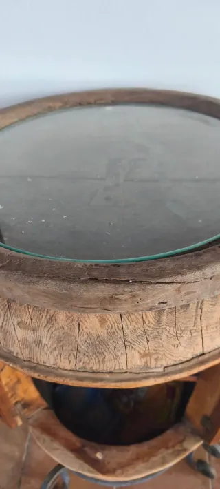 Barril mesa alta con vitrina