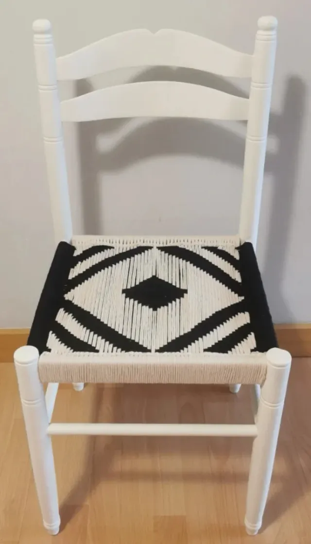 Silla de madera macramé tejida a mano