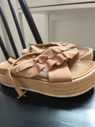 Sandalias cuña ante beige con volantes