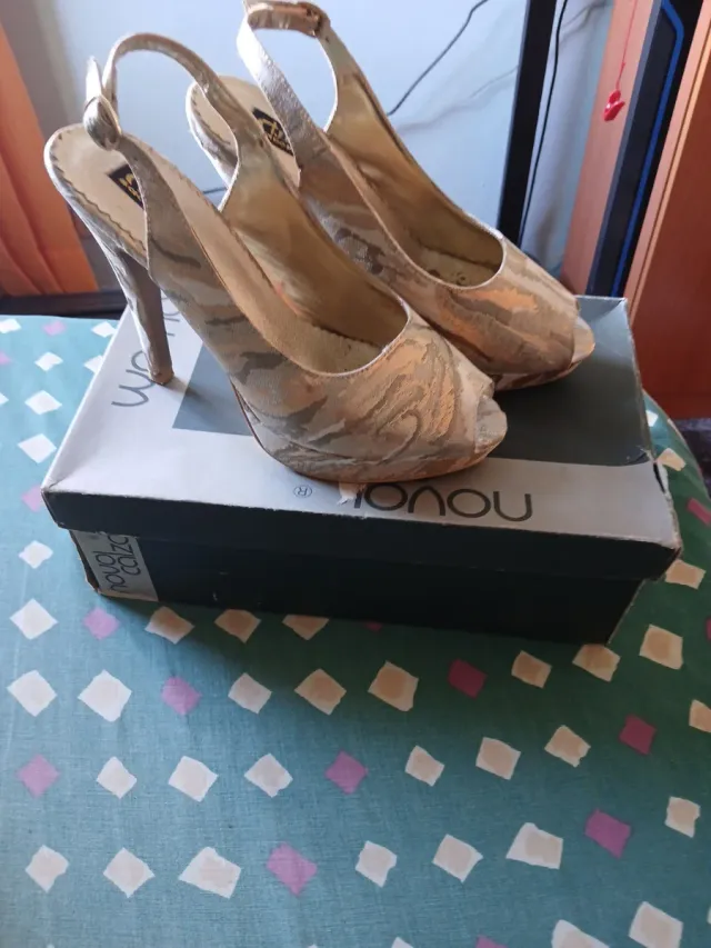 Zapatos de tacón CLK dorados y plateados