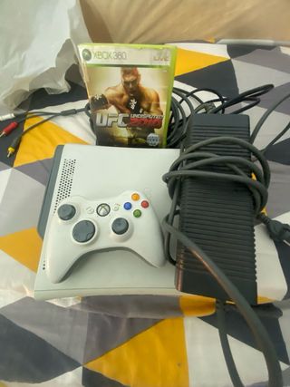 Xbox 360 Blanca + Mando + Juego UFC