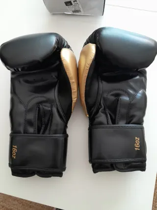 Guantes de Boxeo Venum Negros y Dorados