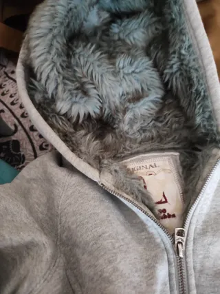 Chaqueta gris con forro de pelo