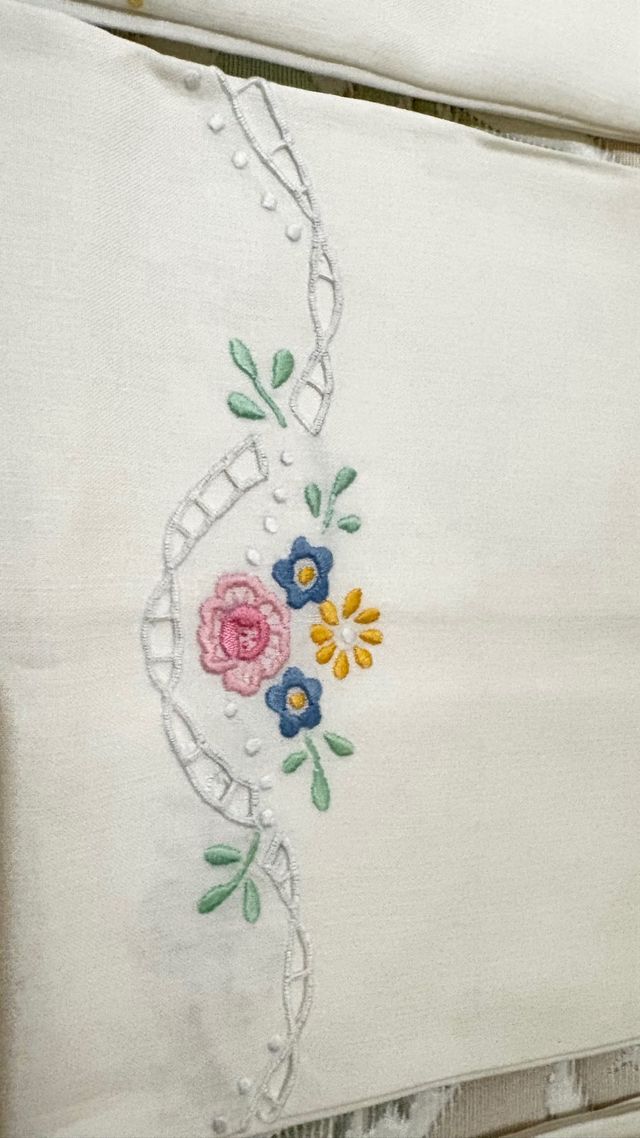 Tris Asciugamani Vintage Ricamati a Mano