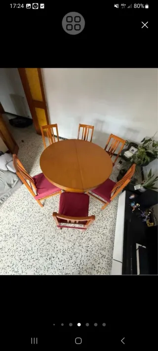 Mesa redonda de madera con 6 sillas