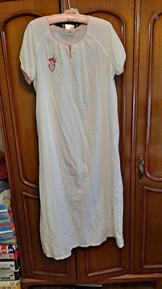 Camisón blanco con estampado floral