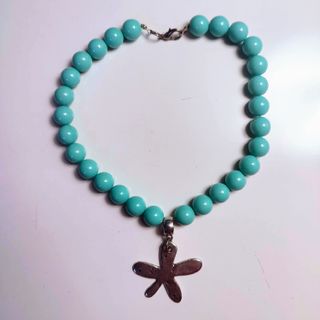 Collar turquesa con dije plateado
