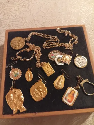 Set medagliette e collane religiose dorate