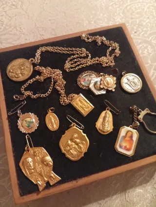 Set medagliette e collane religiose dorate