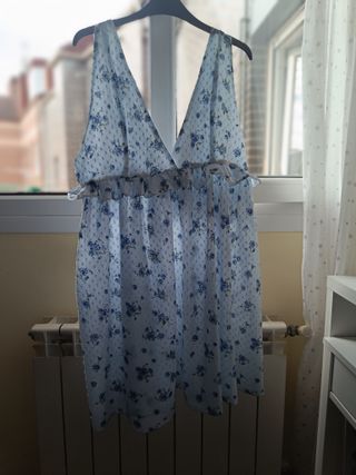 Vestido informal de verano, con escote y flores