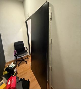 Puerta corredera oscura