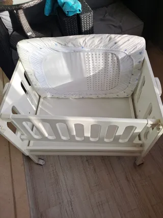 Culla bianca opaca con ruote. 