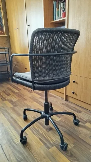 Silla giratoria mimbre negra