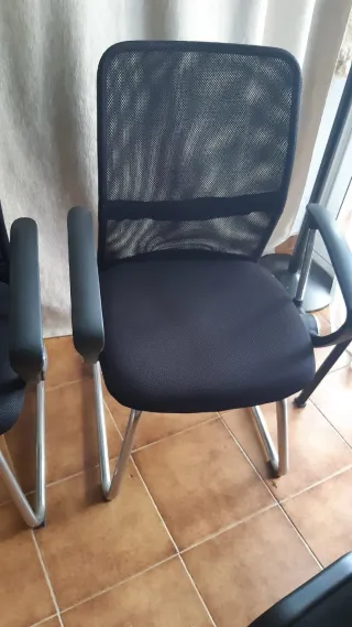 Sedie da ufficio nere con base in metallo