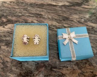 Pendientes de acero con forma de niña