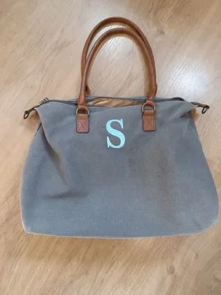 Bolso de lona gris con inicial S