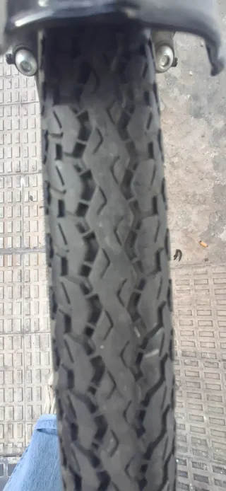 Bicicleta paseo negra con cesta