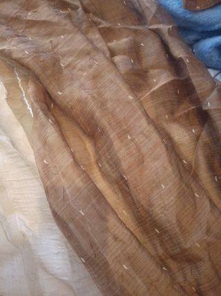 Estor con caídas beige y marrón en gasa.