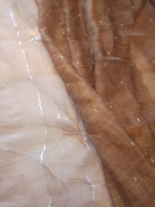 Estor con caídas beige y marrón en gasa.