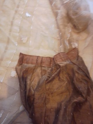 Estor con caídas beige y marrón en gasa.