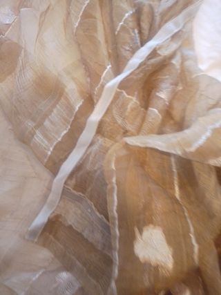 Estor con caídas beige y marrón en gasa.