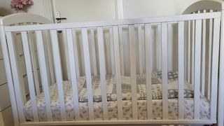 Cuna bebé blanca con colchón