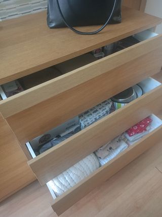 Mueble auxiliar de madera de Ikea modelo STOCKHOLM