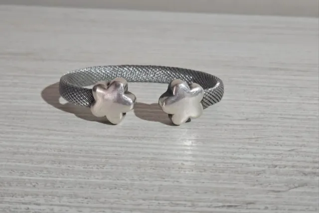 Pulsera plateada con flor