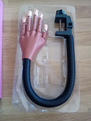 Mano de práctica para uñas