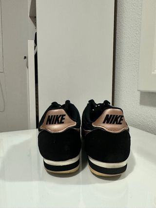 Nike Cortez Negras y Doradas