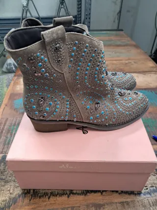 Botines Alma en Pena tachas turquesa