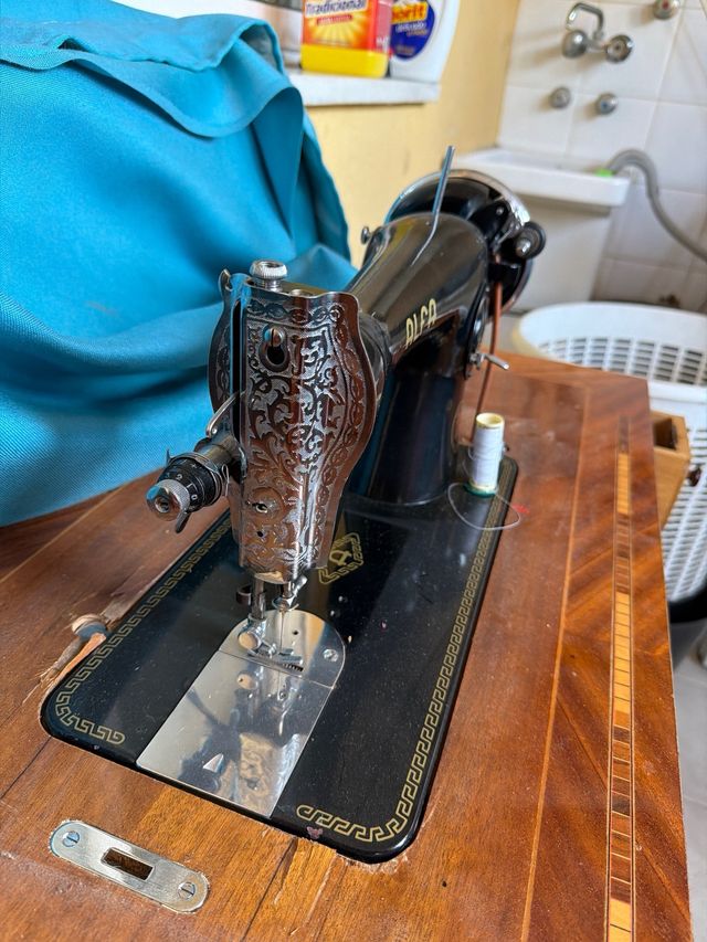 Máquina de coser Alfa antigua