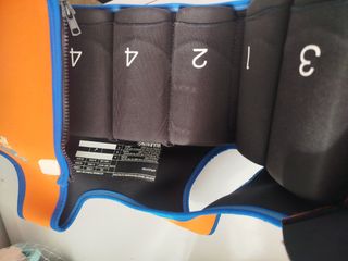 Chaleco salvavidas naranja y azul